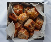hot-crossed-buns hot crossed buns via {a href="http://www.poiresauchocolat.net/2011/04/hot-cross-buns-v2.html" target"_blank"}poires au chocolat{/a}